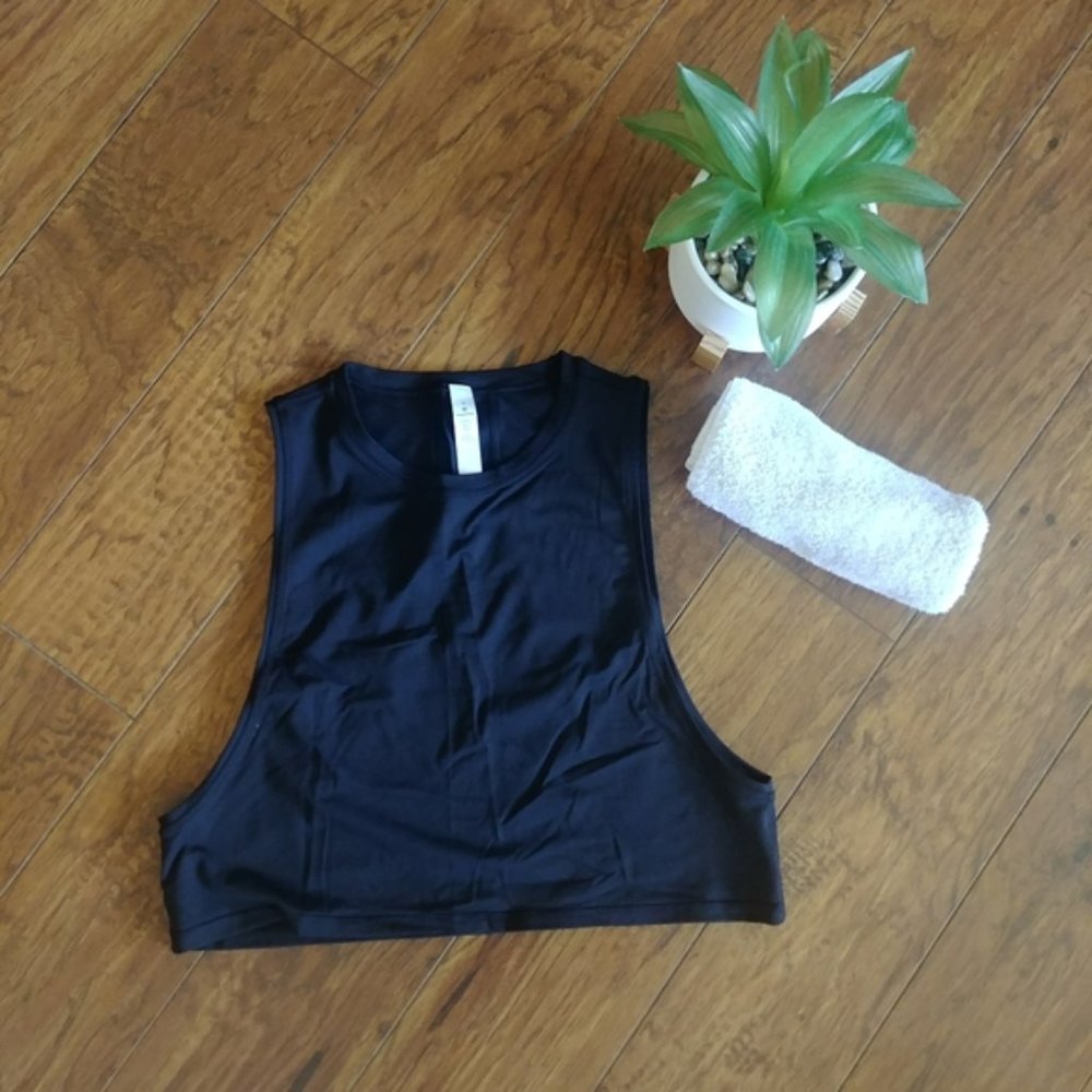 🚚Discount🚚Lululemon Black Crop Muscle Top. Brand New Condition. Size 4